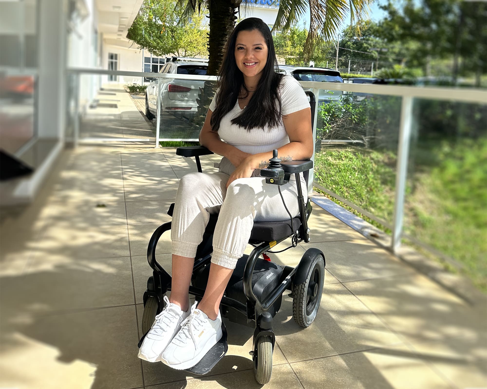Bruna Marsanovic, mulher branca com cabelo castanho, sentada em cadeira de rodas. Personagem do post O ciclo da violência doméstica no Brasil e o Dia Internacional da Mulher.