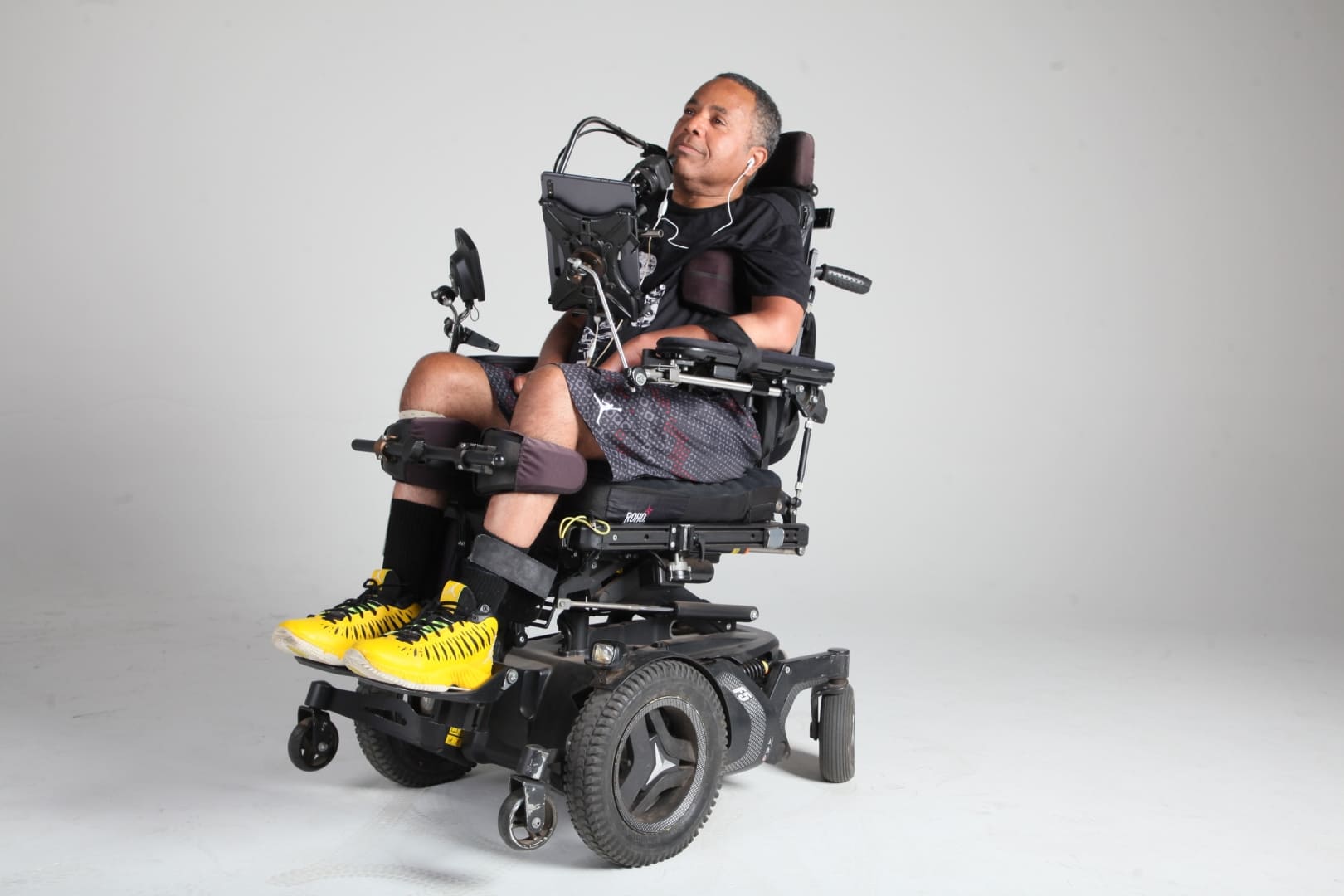 Homem tetraplégico coautor deste artigo "Abajur e elevadores", Marco Pellegrini, em cadeira de rodas motorizada com controles adaptados.