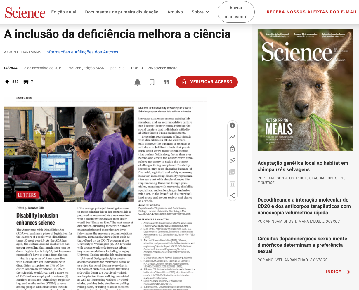 A imagem é um recorte do site da revista Science onde há uma reprodução da Carta publicada na Revista. levanta preocupação sobre o impacto das mudanças climáticas sobre as pessoas com deficiência. e a matéria publicada destaca o título: A inclusão da Deficiência melhora a ciência. Uma fotografia apresenta quatro pessoas, elas estão de costas, uma delas é uma pessoa com deficiência física está olhando uma tela de computador com gráficos e imagens. Uma pessoa aponta para tela do computador onde temos a ideia de conversarem sobre o tema ou inovação apresentada apresentada. Fim da descrição.