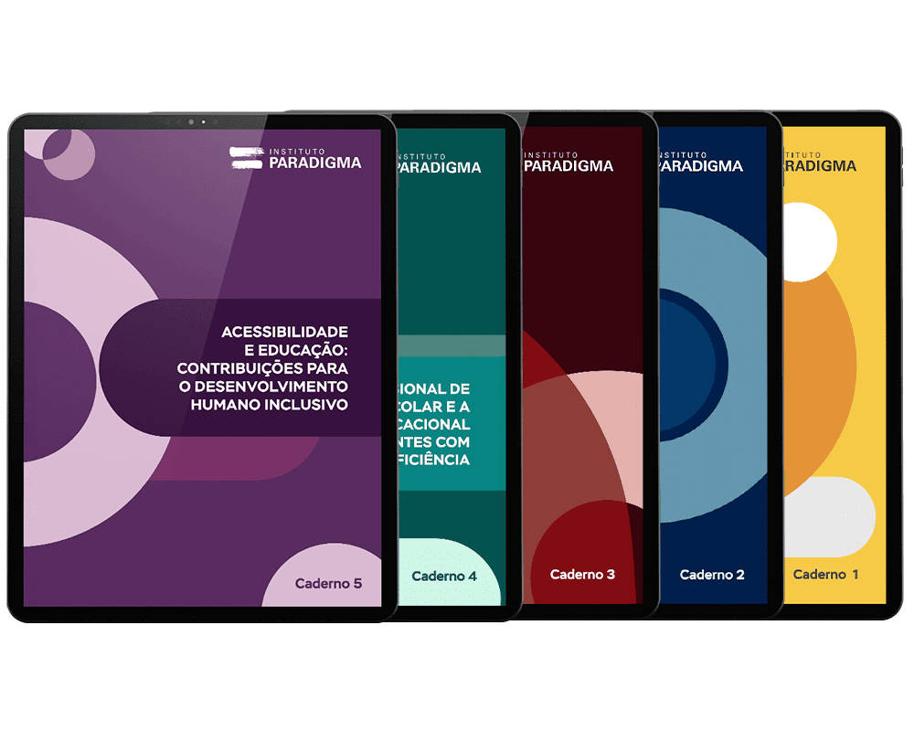 Cinco tablets lado a lado exibindo capas de cadernos educativos sobre inclusão do Instituto Paradigma.