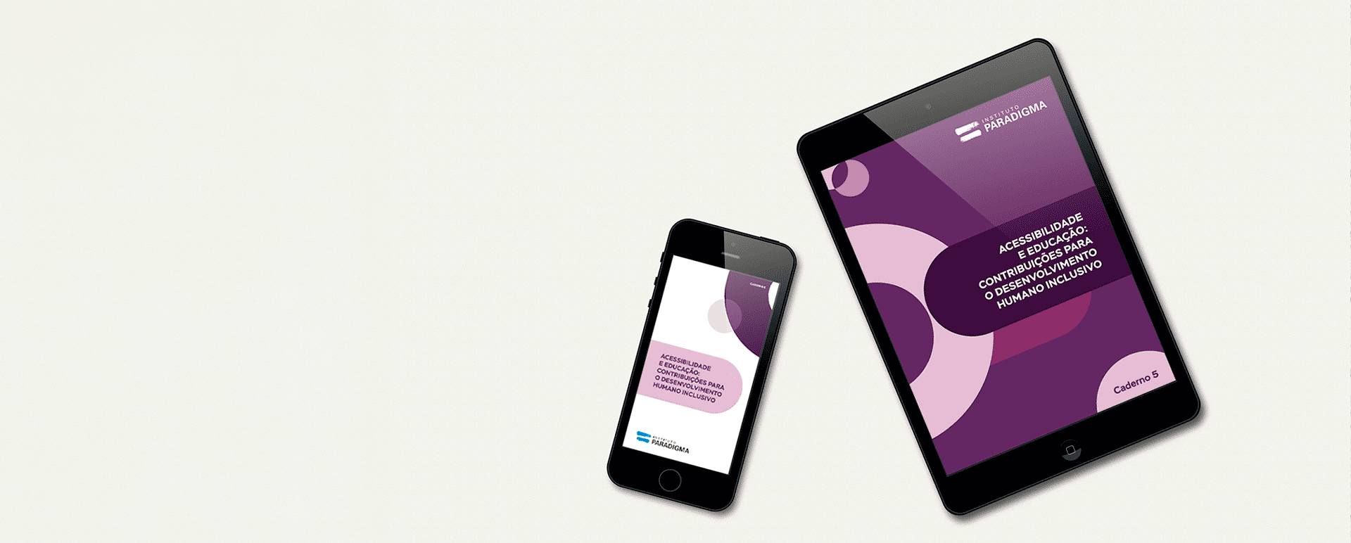Um smartphone e um tablet exibem a capa roxa do 'Caderno 5: Acessibilidade e Educação' do Instituto Paradigma.