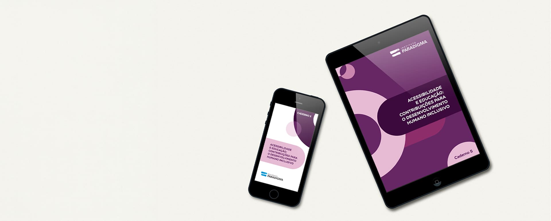 Um smartphone e um tablet exibem a capa roxa do 'Caderno 5: Acessibilidade e Educação' do Instituto Paradigma.