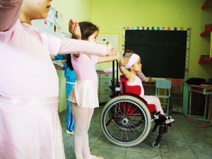 Crianças em aula de balé. Entre elas, Laura Cotrim, aos 6 anos, em cadeira de rodas.