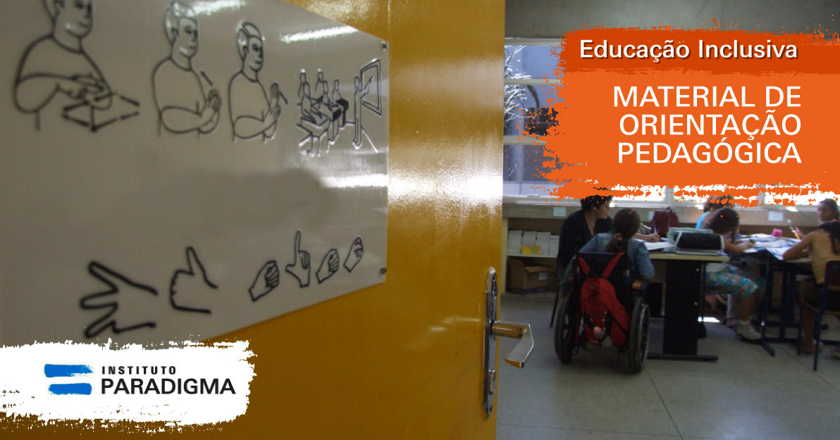 Crianças em sala de aula, uma delas cadeirante, com acessibilidade em Libras. Texto: Educação Inclusiva. Material de Orientação Pedagógica.