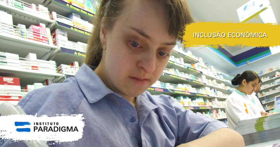 Mulher branca com Síndrome de Down trabalhando em farmácia. Texto: Inclusão Econômica.