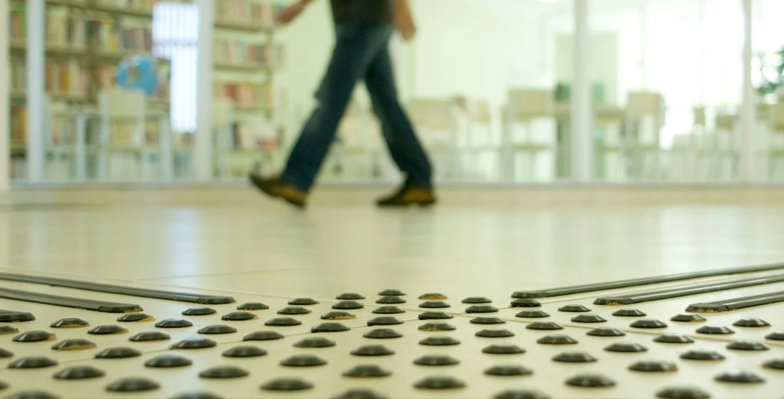 Piso tátil para pessoa com deficiência visual.